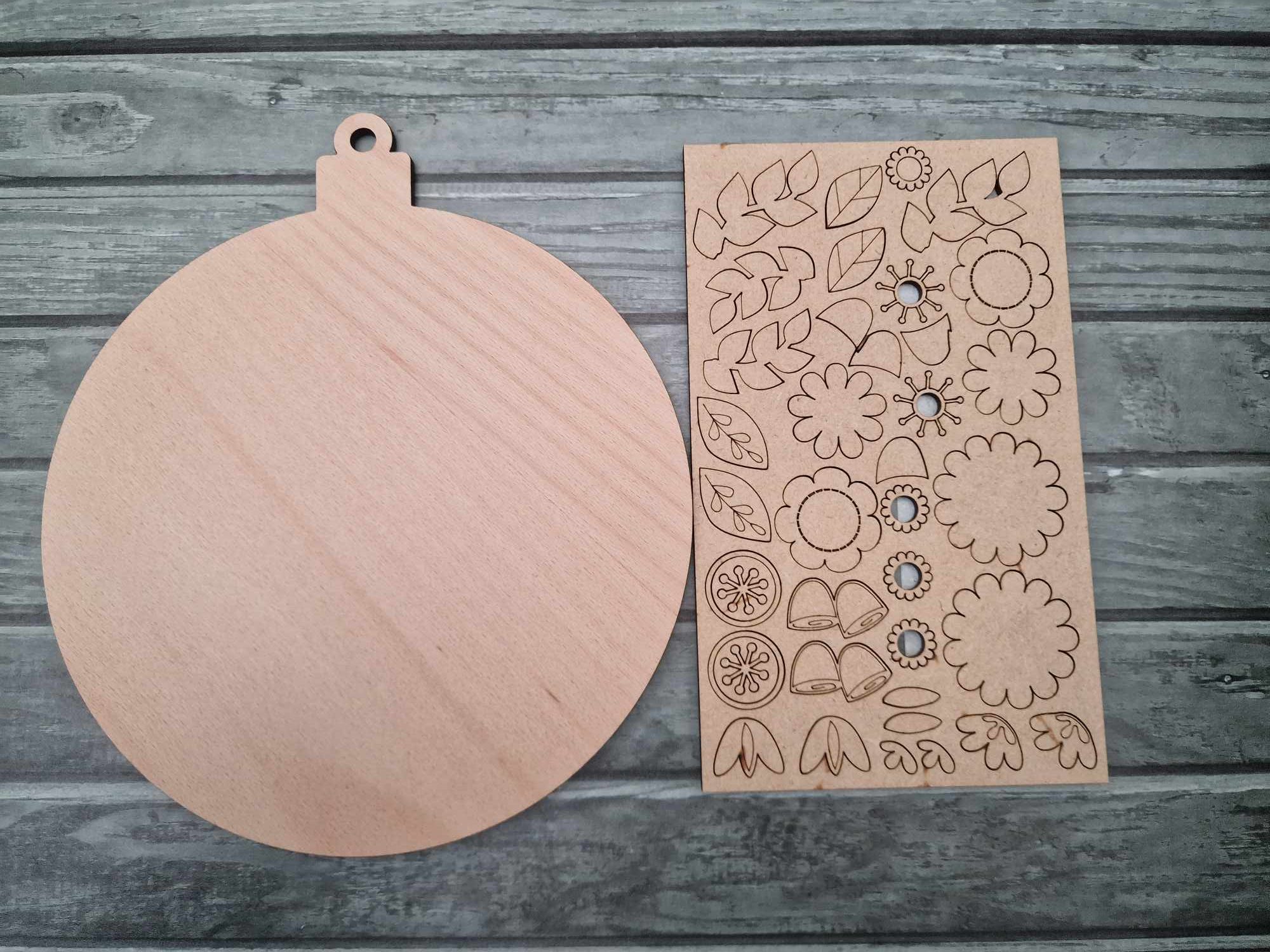 Veneer bauble with flower pack & Nadolig Llawen - Image 2