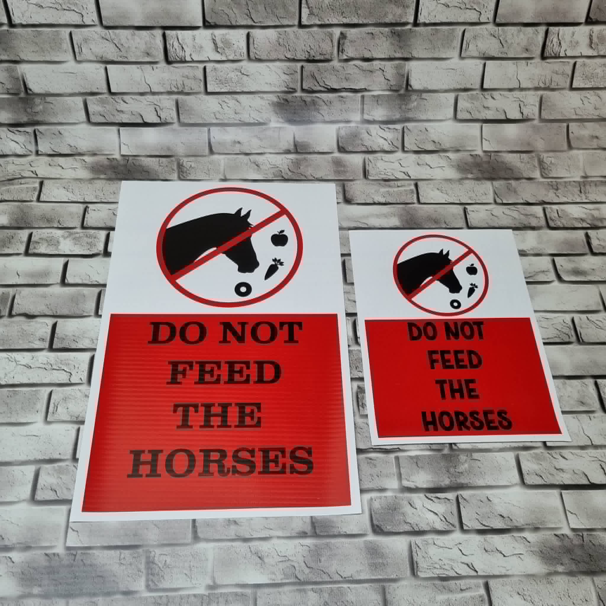 Equestrian warning caution sign banners- Do not feed the horses